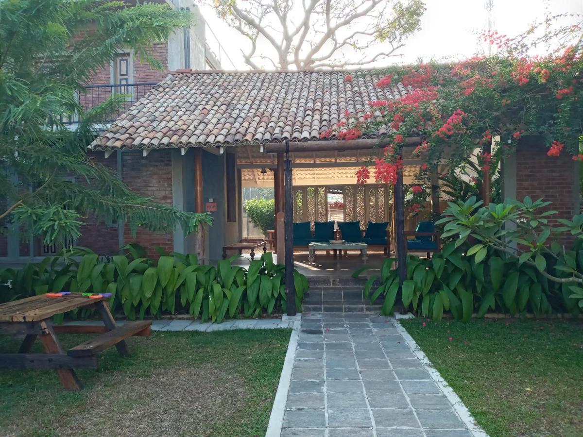 N 34 Hotel Mirissa Bagian luar foto