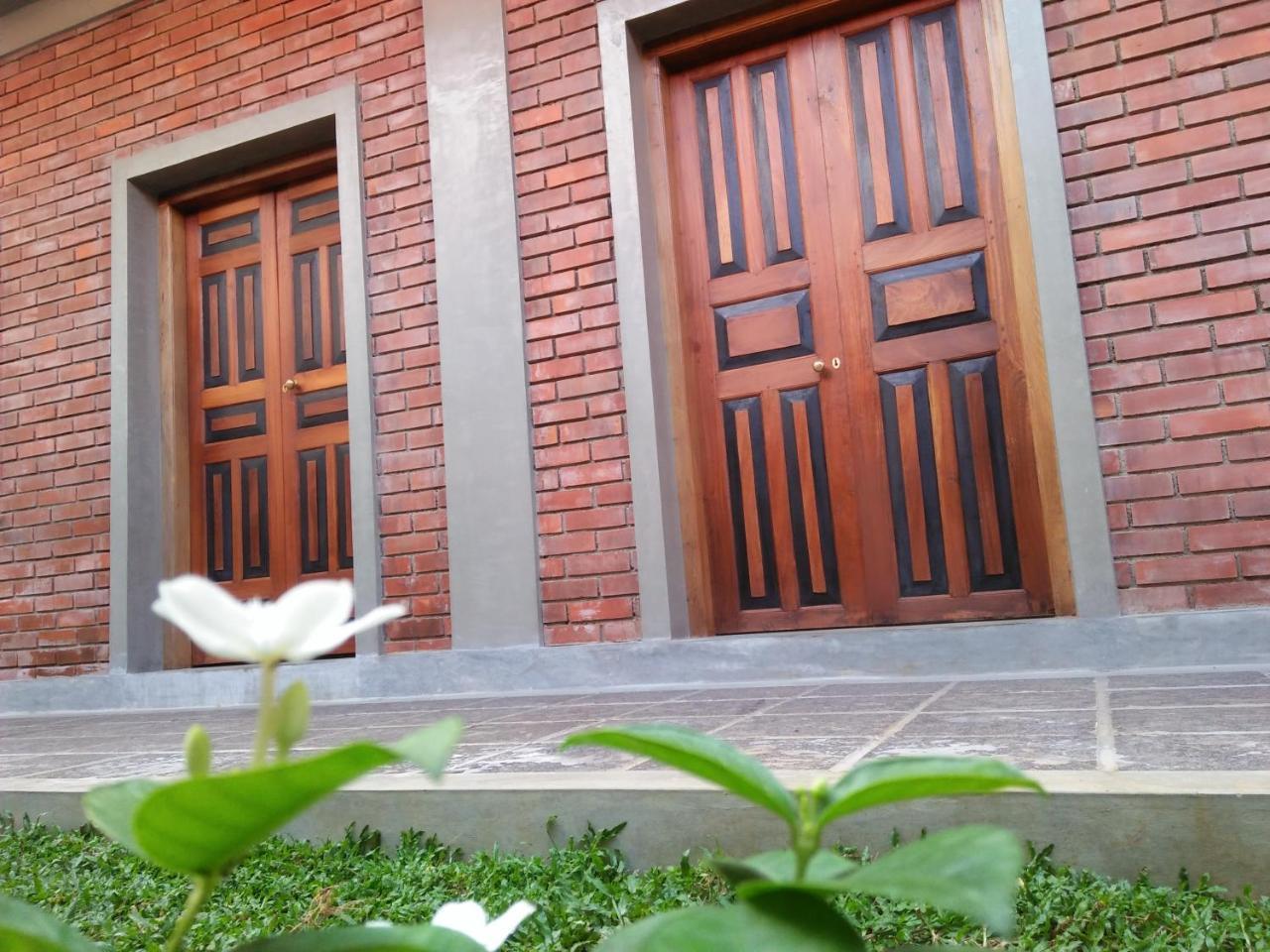 N 34 Hotel Mirissa Bagian luar foto