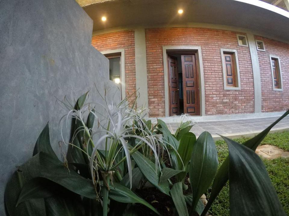 N 34 Hotel Mirissa Bagian luar foto