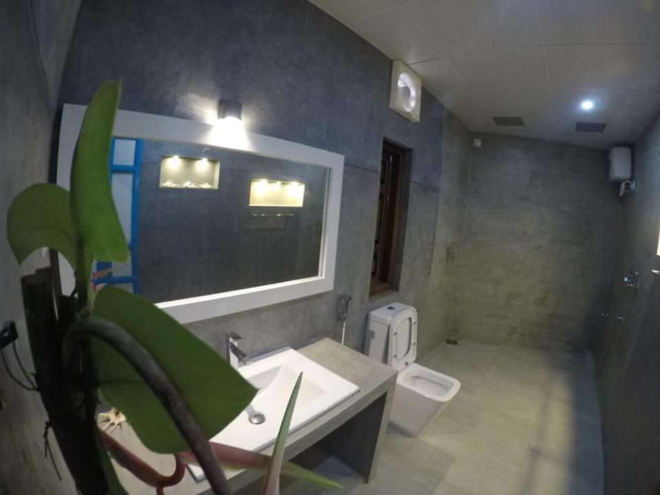 N 34 Hotel Mirissa Bagian luar foto