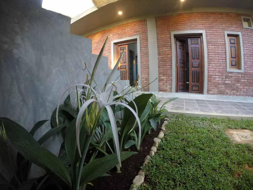 N 34 Hotel Mirissa Bagian luar foto