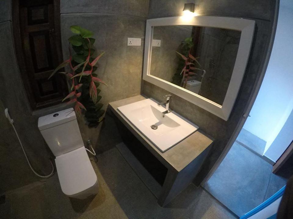 N 34 Hotel Mirissa Bagian luar foto