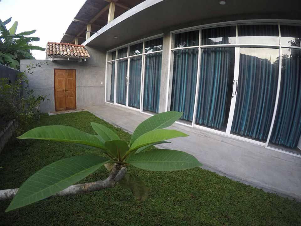 N 34 Hotel Mirissa Bagian luar foto